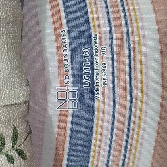 No Boundaries Stretchy V Neck Short Sleeve T-shirt - Picture 4 of 5